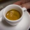 Laut einer Studie soll erhöhter Koffeinkonsum, auch des Vaters, das Risiko einer Fehlgeburt erhöhen.