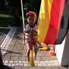 Julian (zweieinhalb Jahre) aus Oberrohr gibt mit der Vuvuzela den Ton an bei der WM, schreiben Karin Wieser und Jens Schneider. 