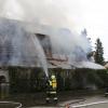 Als die Feuerwehr am Dienstagnachmittag in Vöhringen eintrifft, steht das Wohnhaus bereits in Flammen. Nur durch den massiven Einsatz von Wasser können die Helfer schließlich den Brand unter Kontrolle bringen. 
