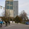 Das Werbeplakat "Augsburg, du bist so geil!" am Bürohochhaus an der Rumplerstraße fällt auf.