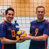 Andreas Ludewigt (rechts) übergibt symbolisch den Volleyball in die Hände des neuen TVD-Abteilungsleiters Rayan Böhm.