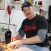 In seiner Kellerwerkstatt in Vöhringen näht Michael Grimm Gegenstände aus Leder. Meist kommen Freunde und Bekannte mit konkreten Wünschen zu ihm. Er hat schon Gürtel, Hundehalsbändern und Autositze gefertigt. 