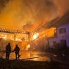 Feuerwehrleute bekämpfen den Brand auf einem Bauernhof in Altusried.