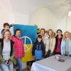 Die Kleiderkammer in Zusmarshausen ist eine Anlaufstelle für Ukraine-Flüchtlinge. Zu sehen sind die Helferinnen Verena Maier (links) und Julia Kohl (2. v. links) sowie Svetlana (3. v. links) und weitere ukrainische Frauen. Rechts im Bild Dolmetscherin Viola.