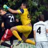 Hielt seinen Kasten beim 1:0-Heimsieg gegen den SV Thierhaupten sauber: Mehmet Özdemir (Zweiter von links), Torhüter des VfR Neuburg.  
