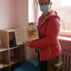 Die Kita-Leiterin Corinna Raml zeigt im Ruheraum ein Buch, das sie für Ostern bereitgelegt hat.