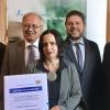 Bei der Preisverleihung des Schwäbischen Integrationspreises (von links) Regierungspräsident Karl Michael Scheufele, Landrat Hubert Hafner, Preisträgerin Susanne Dorner, Integrationsbeauftragter Meinrad Gackowski und Staatssekretär Johannes Hintersberger. 