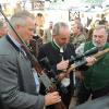 Kunstvolle Jagdgewehre aus Österreich prüfen Staatssekretär Roland Weigert, Minister Hubert Aiwanger und Büchsenmacher Kurt Pitz (von rechts.). Aiwanger bezeichnete die Jagd als „besten Naturschutz“.