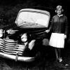 Als sein erstes Auto kaufte sich Werner Mayr aus Langweid 1962 gebraucht für 500 Mark einen Opel Olympia Baujahr 1953. Das Bild zeigt seine damalige Freundin Renate – sie wurde später seine Ehefrau und ist es heute noch.