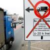 Noch ist das Schild nicht in Betrieb, aber ab 1. Februar gilt es - zumindest für Lastwagen in München.