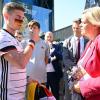 Innenministerin Nancy Faeser kam in Katar mit deutschen Fans ins Gespräch. 