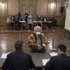 Eine Wählerin mit Atemschutzmaske registriert sich in einem Wahllokal in der französisch-italienischen Grenzstadt Menton.