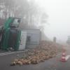 Ein Zuckerrübenlaster ist auf der B300 bei Aichach umgekippt.