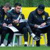 Sven Bender (l) und Nuri Sahin (M) sind seit dem Jahreswechsel Teil des BVB-Trainerteams.