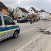 Bei einem Unfall in Offenhausen wurde ein Radfahrer von einem Auto erfasst.