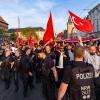 Einsatzkräfte der Polizei begleiten Anhänger des türkischen Präsidenten Erdogan im Duisburger Norden.