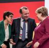 Annegret Kramp-Karrenbauer, Manfred Weber und Angela Merkel.