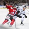 Zach Boychuk (l) vom Team Canada und Nürnbergs Marcus Weber (r) kämpfen um den Puck.