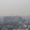 Blick auf die Stadt Chiang Mai, über der dichter Smog hängt.