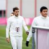 Leon Goretzka (l) und Min-jae Kim vom FC Bayern München kommen zum Training.