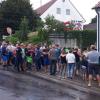 Rund 70 Bürger aus Mindelzell demonstrierten gegen einen 5G-Mobilmast auf einem privatem Hausdach.
