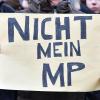 Nach der Wahl Kemmerichs zum Ministerpräsidenten von Thüringen am Mittwoch wurde in Erfurt demonstriert (Bild). Am Donnerstag trat der FDP-Politiker zurück und machte so den Weg für Neuwahlen frei.