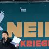 Die Politikerin Sahra Wagenknecht spricht bei der Friedensdemonstration.