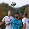 In dieser Szene zieht der Illertisser Ugur Kiral (Mitte) gegen zwei Garchinger Spieler im Kopfballduell den Kürzeren. Letztlich zog auch seine Mannschaft insgesamt gegen den VfR mit 1:2 den Kürzeren. Es war nach zwei Siegen die erste Niederlage des FVI unter seinem neuen Trainer Ilija Aracic. 	