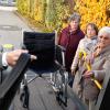 Dass der Flexibus auch mit Rollstuhl und Rollator genutzt werden kann, demonstrierte Fahrer Claus Müller vor (von links) Agathe Schmidberger, Rosmarie Maier und Elisabeth Bull. 