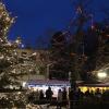 Mit Lichterglanz und ein wenig Schnee präsentierte sich der Wörishofer Weihnachtsmarkt am Eröffnungswochenende sehr stimmungsvoll. Zahlreiche Besucher drängten sich vor und zwischen den Ständen, an denen etwa 40 Hobbykünstler und auch die Vereine ihre Waren anbieten. 