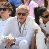 Der ehemalige Tennisprofi Boris Becker sitzt mit seinem Sohn Elias (l) und seiner Partnerin Lilian de Carvalho Monteiro als Zuschauer auf der Tribüne.