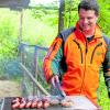 Andreas Wolf vom Forstbetrieb Weißenhorn hat es drauf: Die Fleischstücke von Reh und Wildschwein dürfen nicht zu lange auf dem Grill liegen, sondern müssen innen noch einen zart rosa Kern haben. 