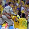 Die Brasilianer wussten, bei wem sie sich zu bedanken hatten: Matchwinner war Keeper Julio Cesar.