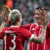 Rafinha (l) und James Rodriguez freuen sich über ein Tor gegen Besiktas. Der FC Bayern München hat auch in Istanbul mit 3:1 die Oberhand behalten. die Pressestimmen.