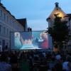 Wenn die Maxmilianstraße zum Open-Air-Kino wird, dann freuen sich die Mindelheimer. 608 Zuschauer kamen, um „Monsieur Claude und seine Töchter 2“ zu sehen. Brigitte Gabriel, Martina Link, Maria Fichtel (von links), Horst und Regina Thees freuten sich über das Engagement des MN-Werbekreises und von Kinobetreiber Rudolf Huber. 	