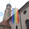 Zeichen der Verbundenheit: Eine Augsburger Pfarrgemeinde hisste die Regenbogenfahne. Sie steht 
für Toleranz und die Vielfalt sexueller Orientierungen.