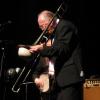 Auch mit 87 Jahren weiß Chris Barber (rechts) das Publikum zu begeistern. In der Stadthalle Gersthofen spielte er mit seiner Band alte und neue Hits. 