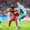 Renato Sanches vom FC Bayern München (l.) und Janik Haberer von Freiburg im Zweikampf um den Ball.