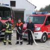 Johann Bröll, Christian Thoma, Peter Kratzer und Rudolf Vogler (von links) freuen sich über die verbesserte Feuerwehr-Ausstattung. Im Hintergrund die Fahrzeuge: Das MLF und das TSF.