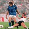 Deutschland gegen Italien - ein Klassiker des europäischen Fußballs. Hier grätscht Lothar Matthäus den Italiener Franco Baresi beim Eröffnungsspiel der EM 1988 ab. 