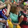 Bastian Schweinsteiger holt sich nach dem USA-Spiel bei der WM 2014 bei Sarah Brandner einen Kuss ab.
