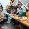 Mittagessen zwischen Stockbetten und Tüchern: Diese kurdische Familie ist vor einigen Tagen im Ankerzentrum in Geldersheim (Lkr. Schweinfurt) angekommen. Sie hofft, in Deutschland bleiben zu können.