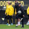 Trainer Lucien Favre (vorn) nimmt am Abschlusstraining teil. Der BVB rechnet sich durchaus Chancen gegen den FC Barcelona aus.