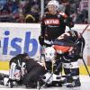 Die Memminger Anton Pertl, Antti-Jussi Miettinen und Sven Schirrmacher (von links) hätten sich das zweite Spiel der Playoff-Serie gegen Landsberg deutlich einfacher vorgestellt. Die Indians kamen bei der 2:1 Niederlage erst zu spät richtig ins Spiel.  
