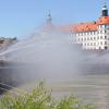 Für Bayerns größten Wasserfall sorgte bei ihrer Jubiläumsfeier zum 150-jährigen Bestehen die Neuburger Feuerwehr. Fotos: Xaver Habermeier