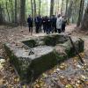 Im Scheppacher Forst gibt es einen Gedenkpfad für die Zwangsarbeiter des Waldwerkes Kuno. Maximilian Czysz hat diesen NS-Erinnerungsort aufgebaut und wird auf einer Tagung in Irsee darüber berichten. 