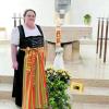 Stolz zeigt Susanne Hurler die Ellgauer Osterkerze für St. Ulrich, die sie gestaltet hat. 	