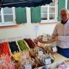 Hans Mach ist mit seinem Süßwarenstand schon seit vielen Jahren auf dem Illereicher Frühjahrsmarkt vertreten. Besonders begehrt bei den Besuchern: frische Kräuterbonbons mit Salbei, Ingwer oder Fenchel. 	