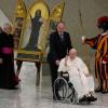 Papst Franziskus kommt zu einer Audienz mit Pilgern im Vatikan.
