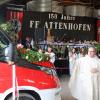 Stadtpfarrer Lothar Hartmann zelebrierte mit der Weihwasserspendung nach dem Kreuzzeichen das zweite Element der Segnung des neuen Feuerwehrfahrzeuges für die FF Attenhofen.